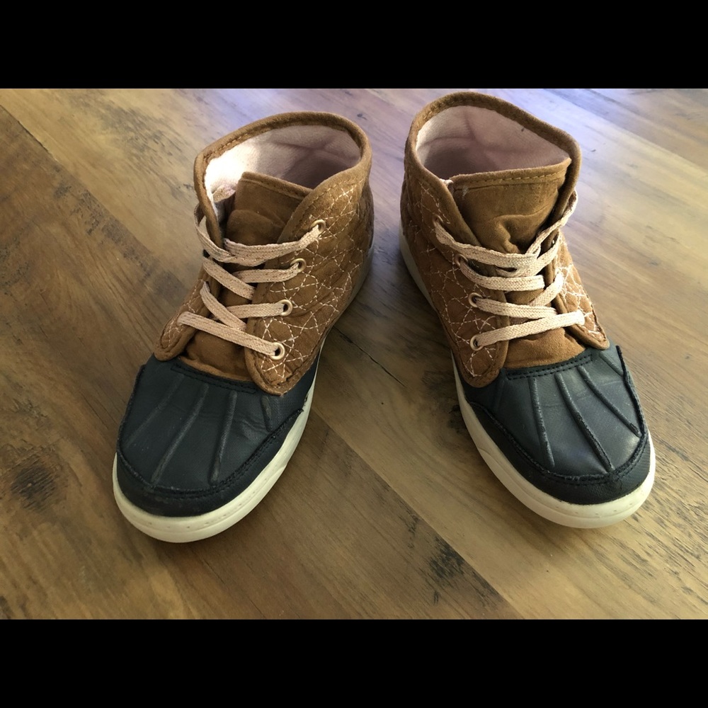OshKosh B’gosh Duck 🦆 Boots size 3y